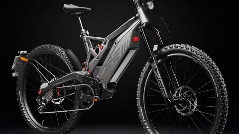 Il telaio, interamente progettato e realizzato da noi, ha un design originale che si differenzia dalle classiche E-bike in commercio, richiama le forme motociclistiche. Il baricentro &egrave; stato tenuto il pi&ugrave; possibile basso per garantire u