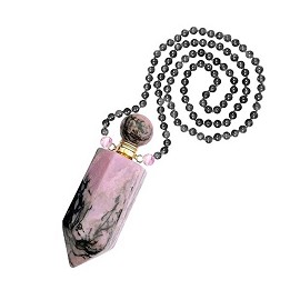 Originale gioiello porta profumo a tiratura limitata&nbsp;in rodonite con finiture in metallo dorato. Semplicemente svitando il cappuccio del pendente, &egrave; possibile infondere il diffusore con la propria fragranza. Per una persona raffinata che 